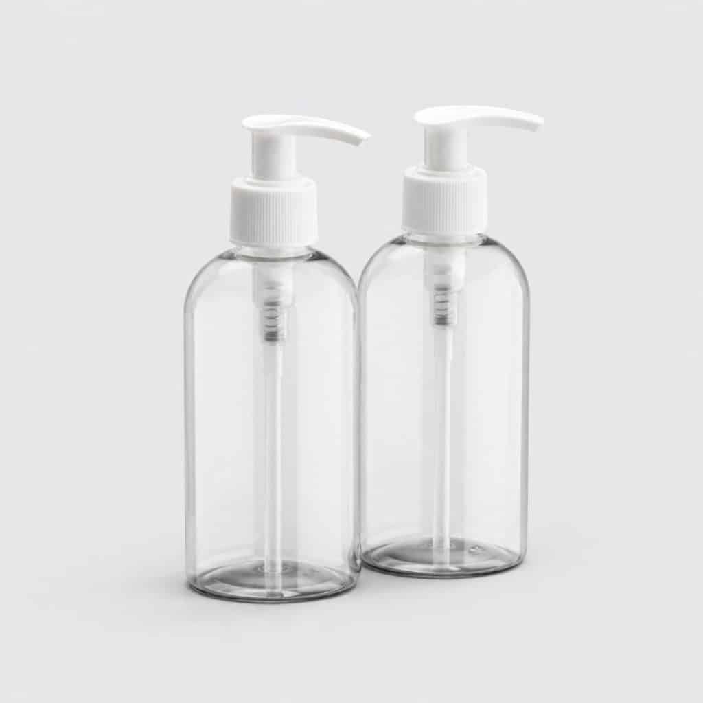 Lot de deux flacons pompe vides sur fond blanc