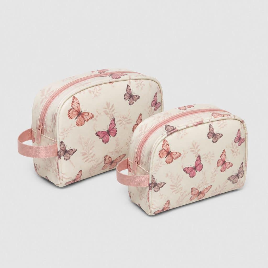 Lot de deux trousses de toilette à motif papillon sur fond blanc