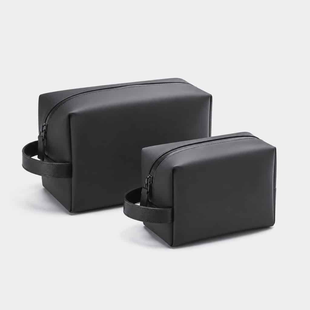 Duo de trousses de toilette imperméables sur fond blanc