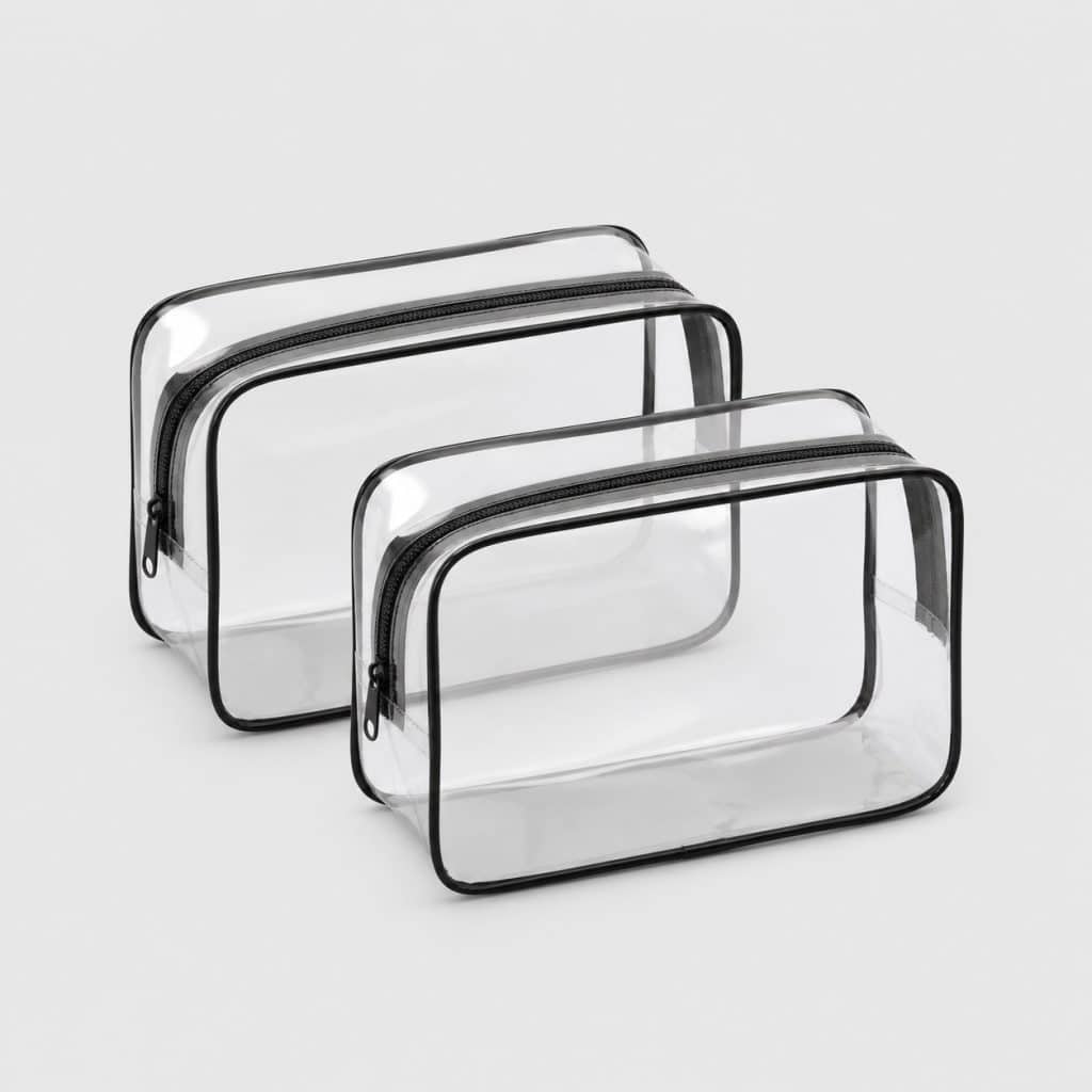 Duo de trousses de toilette transparentes identiques sur fond blanc