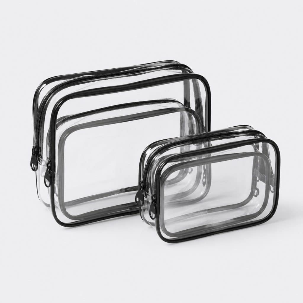 Grande et petite trousse de toilette transparentes sur fond blanc