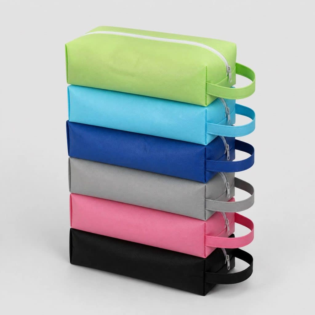 Lot de six sacs à chaussures en tissu non tissé sur fond clair