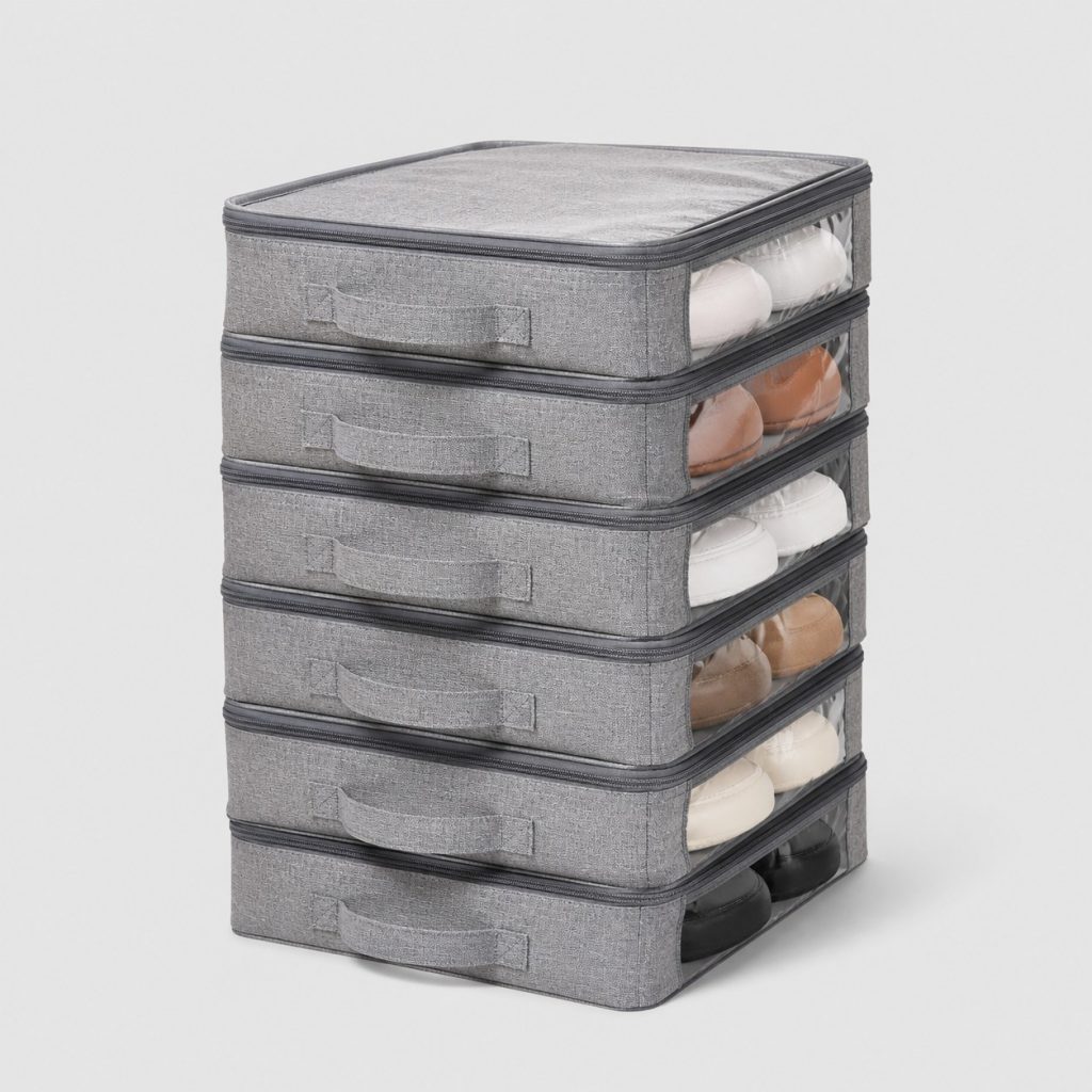 Lot de six housses à chaussures souples sur fond clair