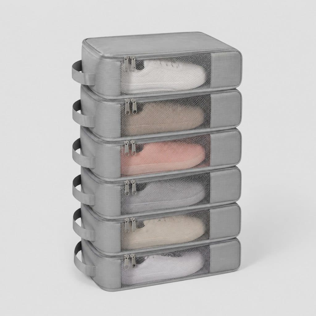 Lot de six pochettes à chaussures compactes sur fond clair