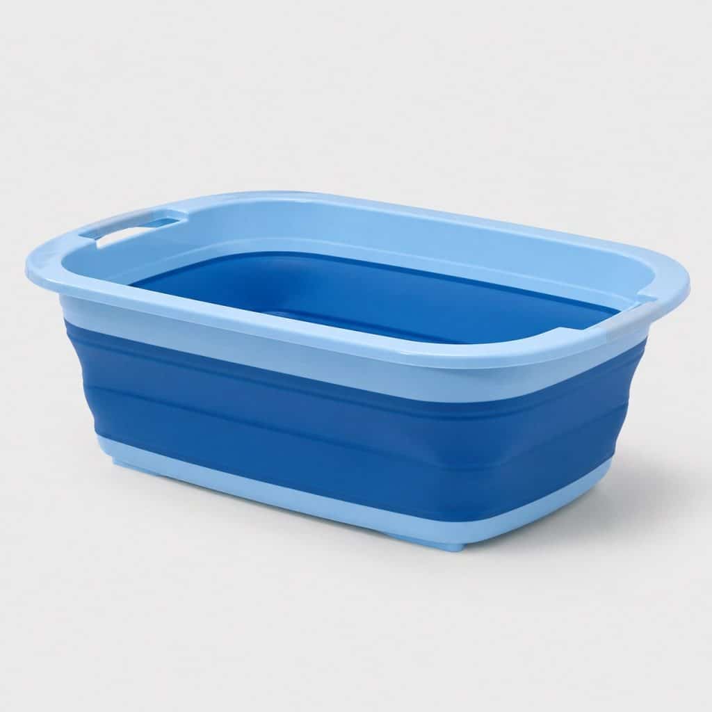 Bassine pliable bleue posée sur fond clair