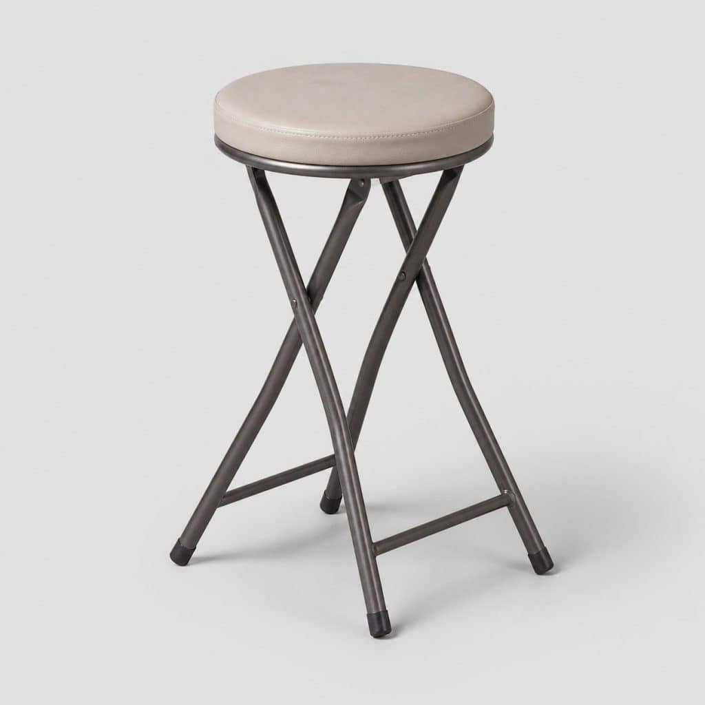 Tabouret pliant style industriel coloris argile sur fond clair
