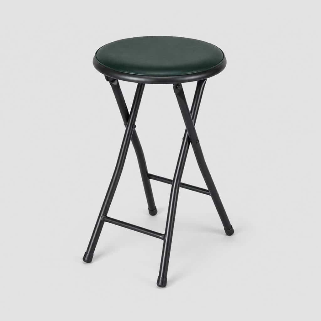 Tabouret pliant style industriel coloris vert forêt sur fond clair