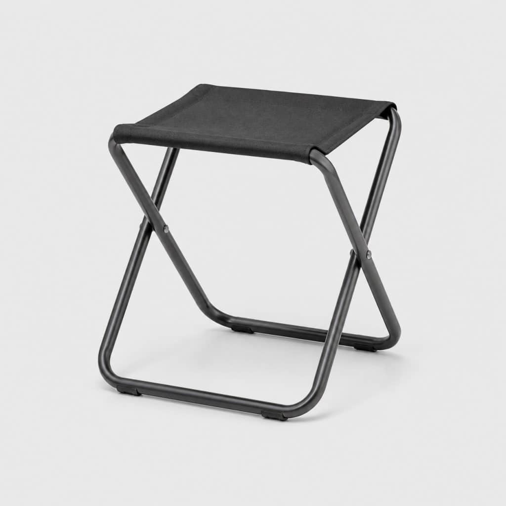 Mini tabouret pliant en acier sur fond clair