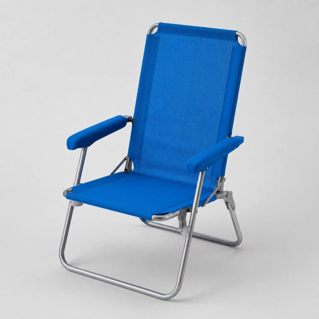 Chaise de plage pliante bleue sur fond clair
