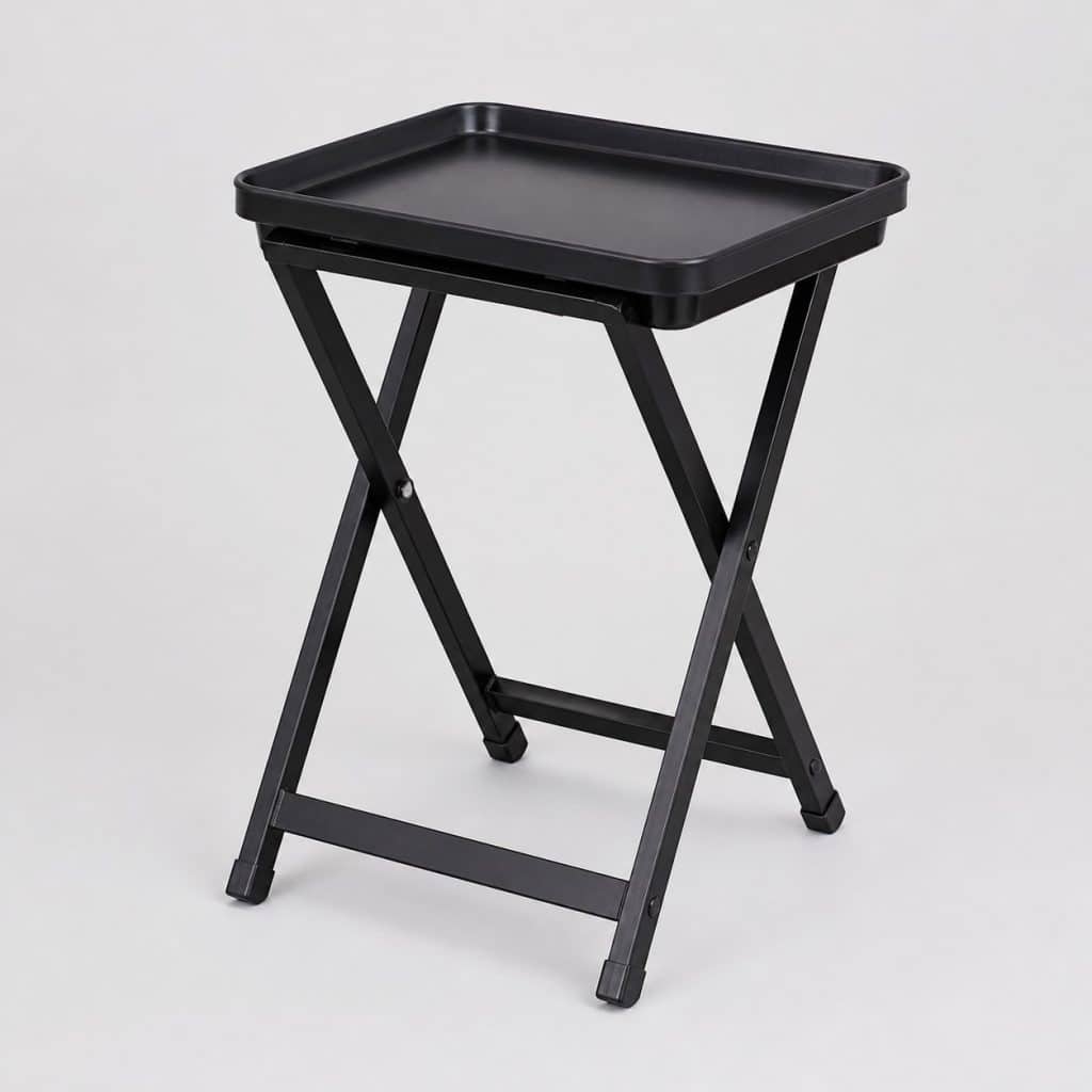Tabouret pliant noir avec plateau amovible sur fond clair