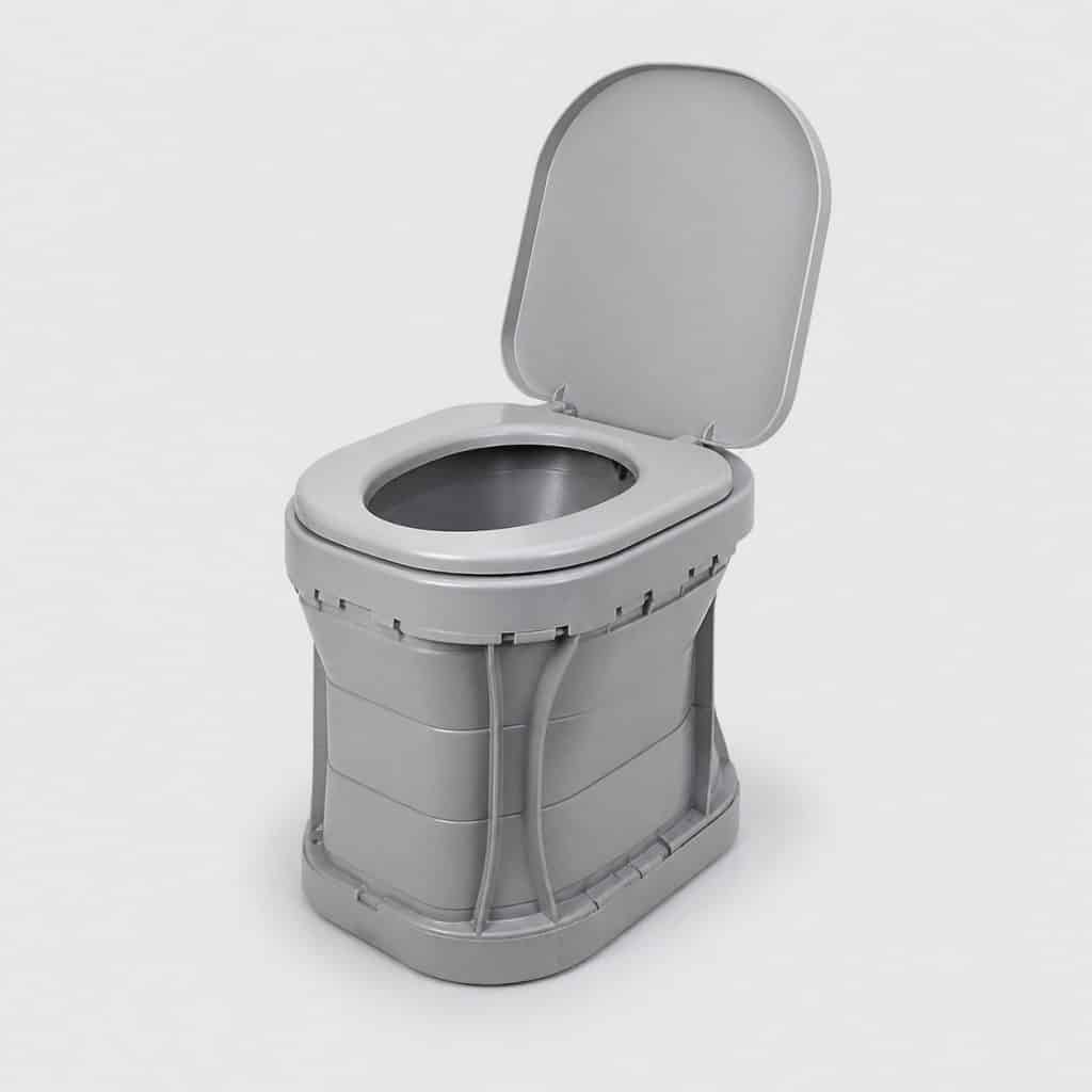 Toilette portative pliante dépliée sur fond clair