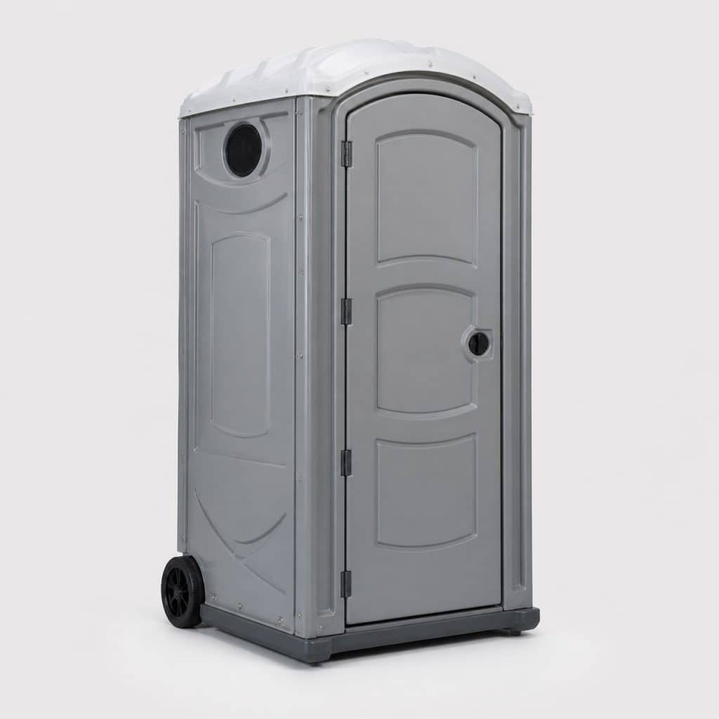 Toilette chimique portable à roulettes sur fond clair