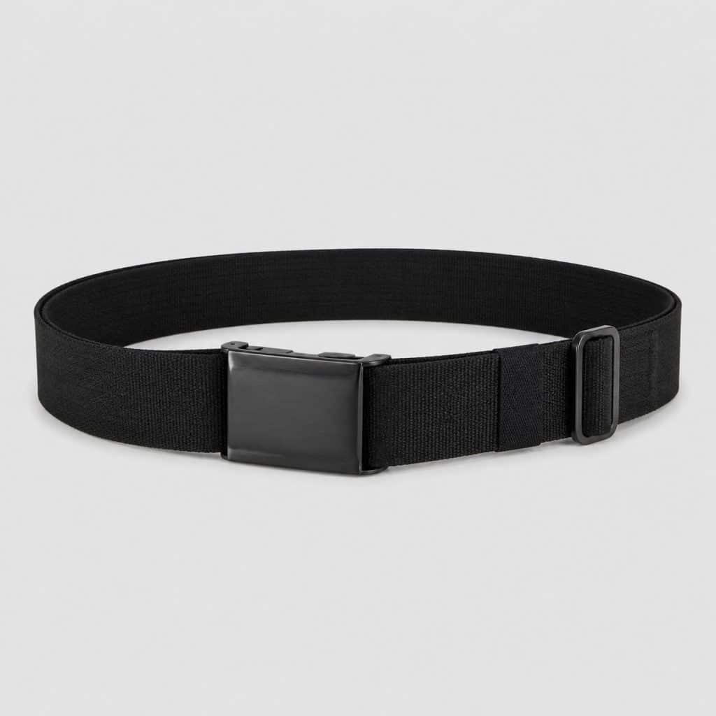 Ceinture de voyage noire à boucle métallique sur fond clair