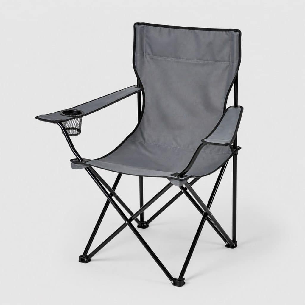 Chaise de camping pliante simple sur fond clair