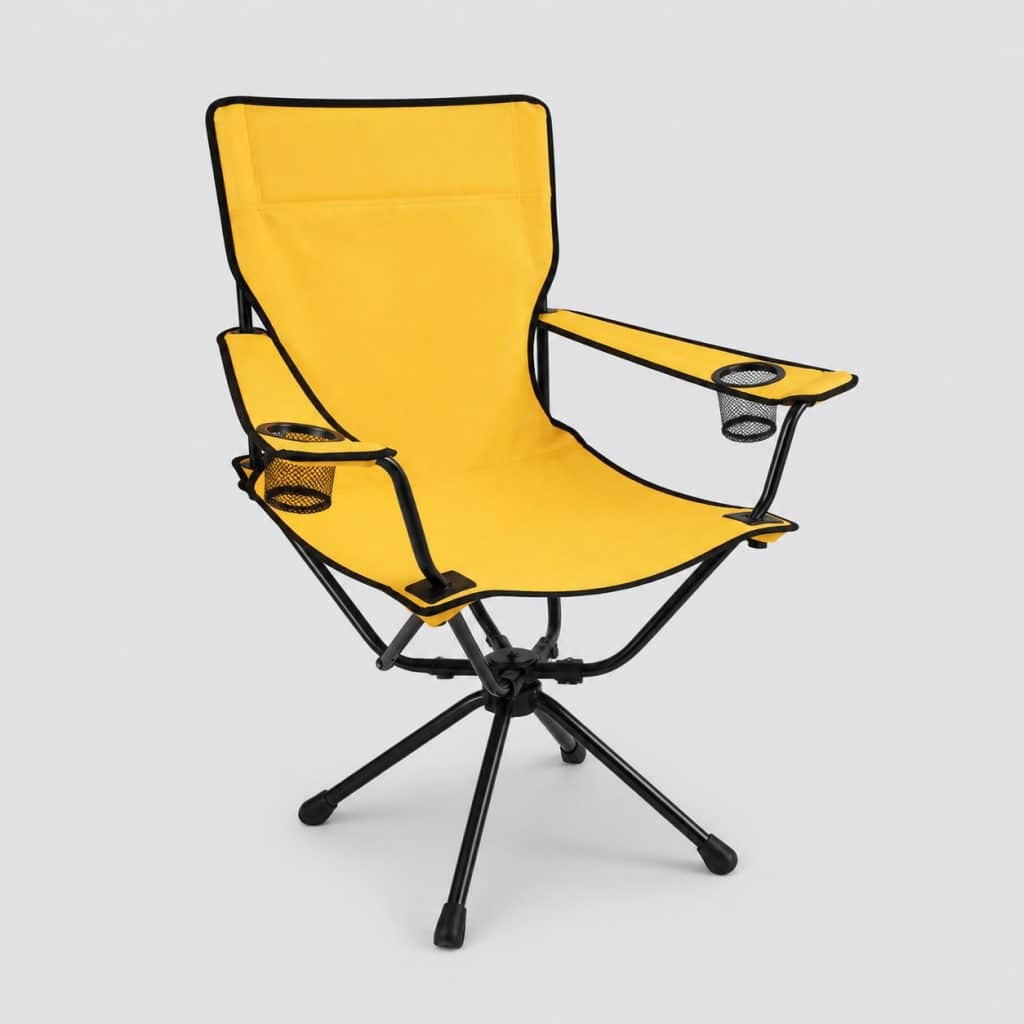 Chaise de camping pivotante jaune sur fond clair