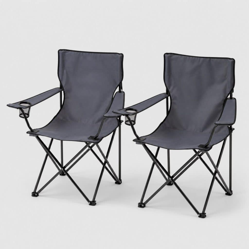Deux fauteuils de camping pliants sur fond clair