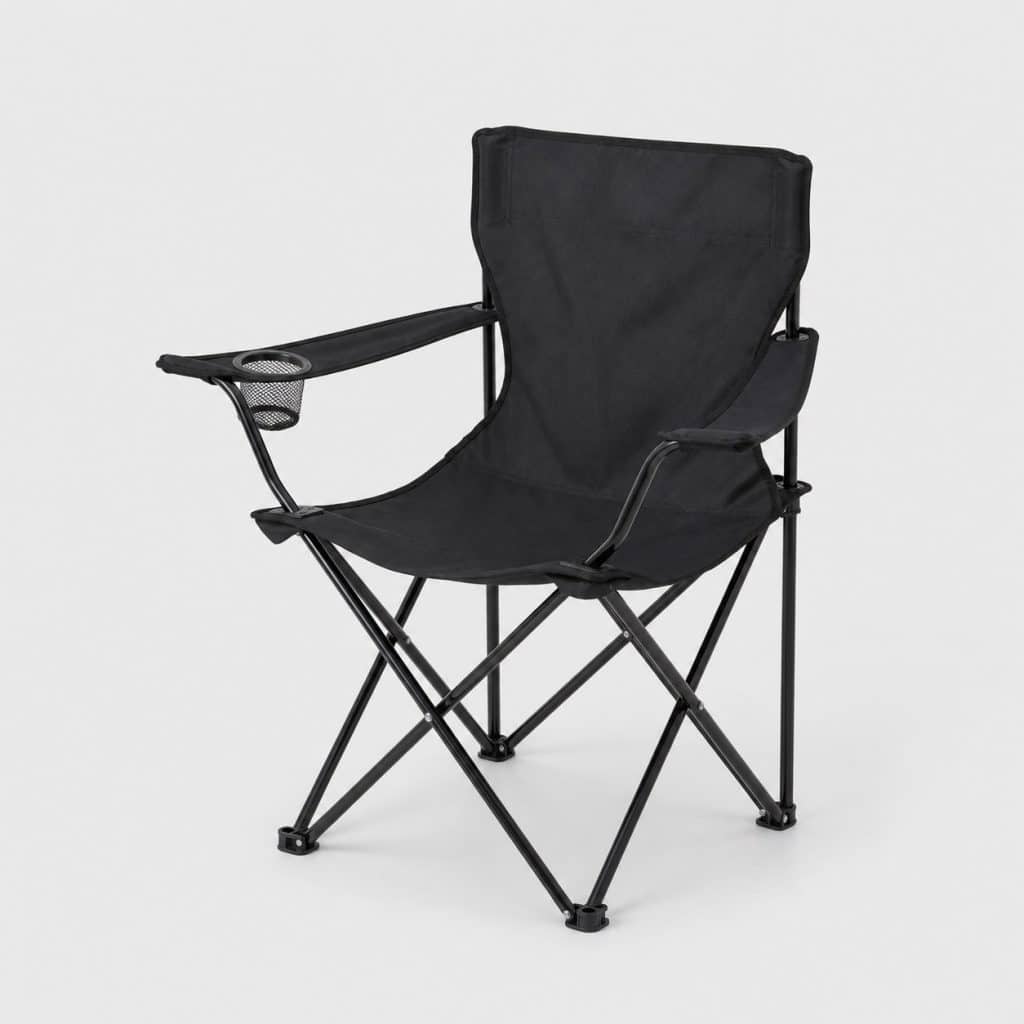 Chaise de camping pliante noire sur fond clair