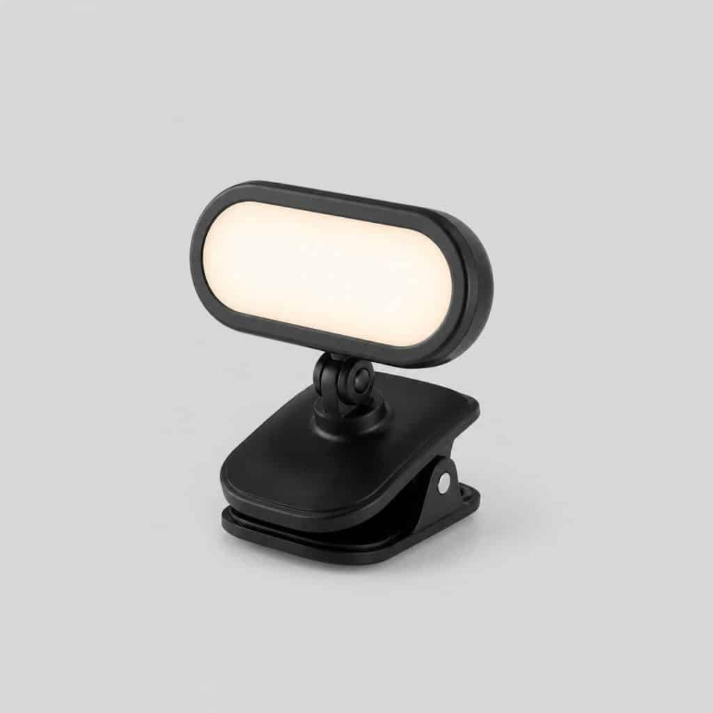 Petite lampe LED à clipser sur fond clair