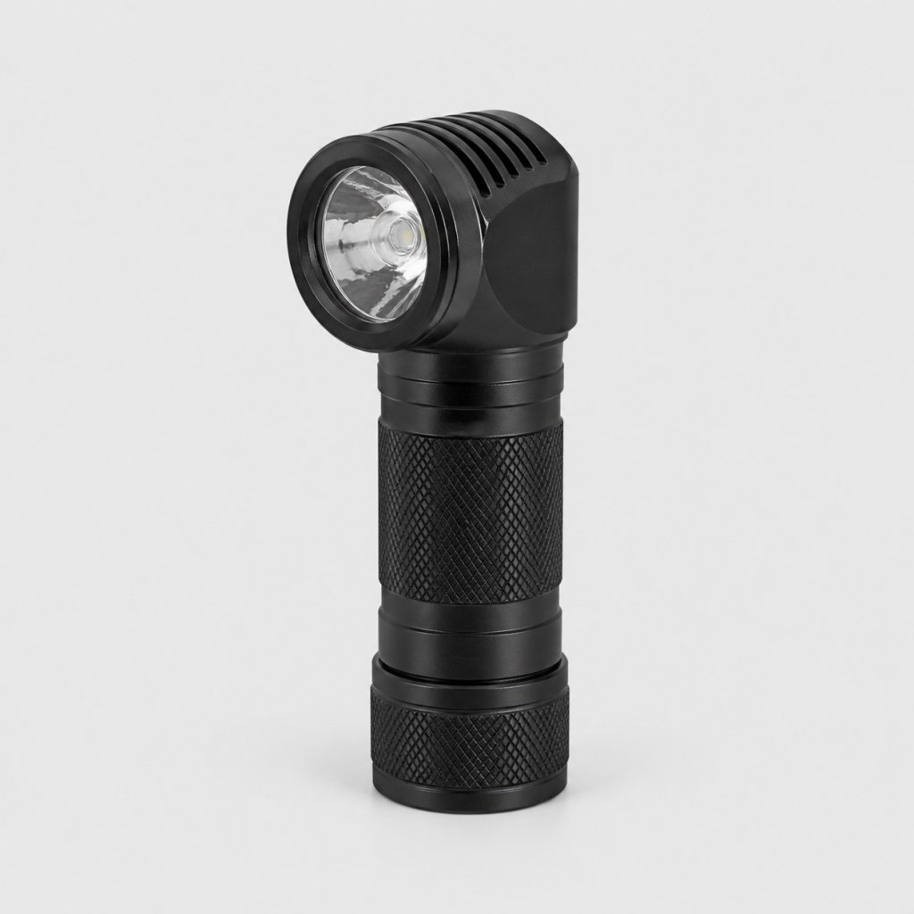 Lampe de poche LED à tête pivotante sur fond clair
