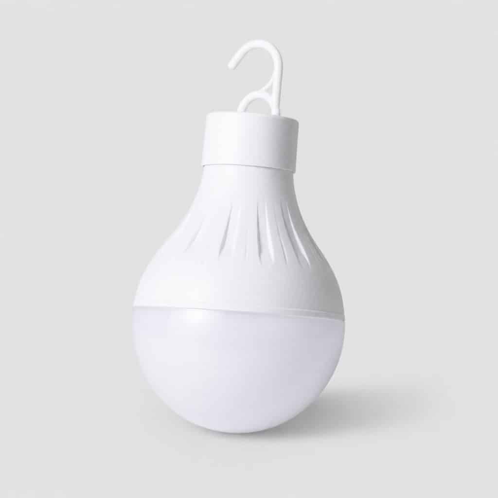 Ampoule LED avec crochet sur fond clair