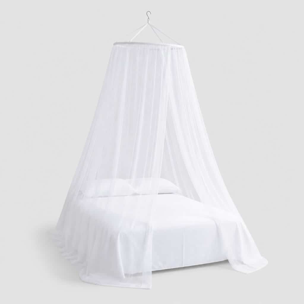 Voile de moustiquaire suspendu au-dessus d'un lit
