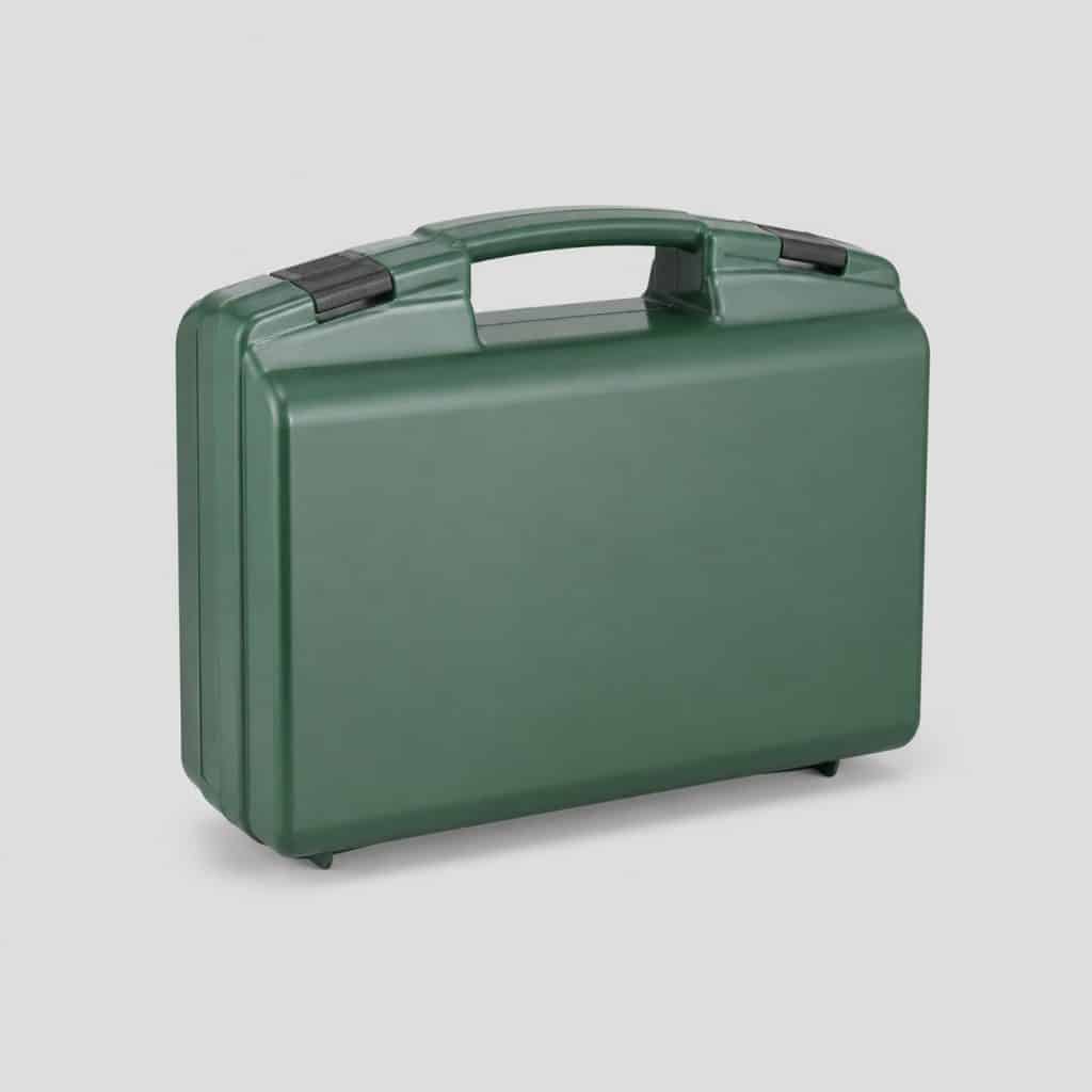 Trousse de premiers secours en boîtier écologique sur fond clair