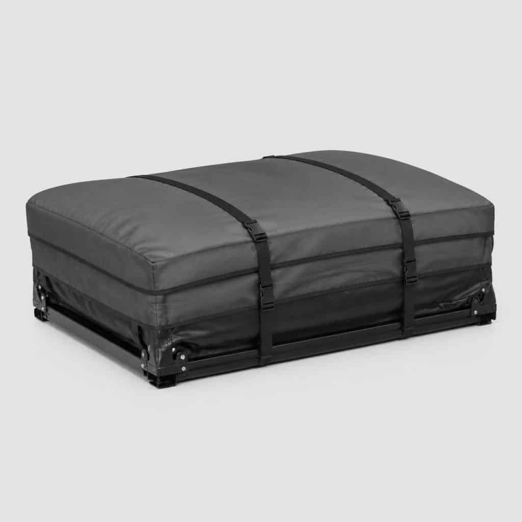 Tente de toit souple compacte repliée sur fond clair