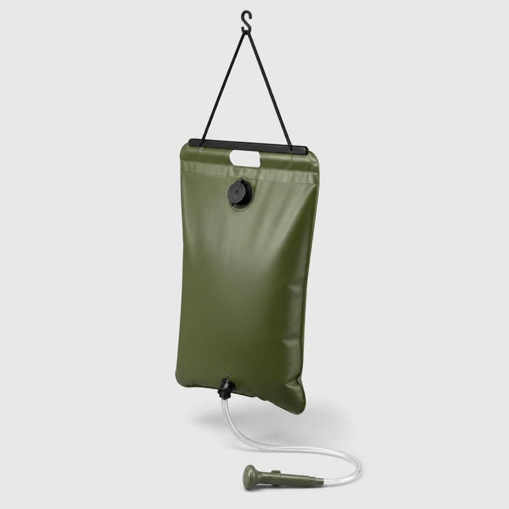 Douche solaire de 20 litres suspendue sur fond clair
