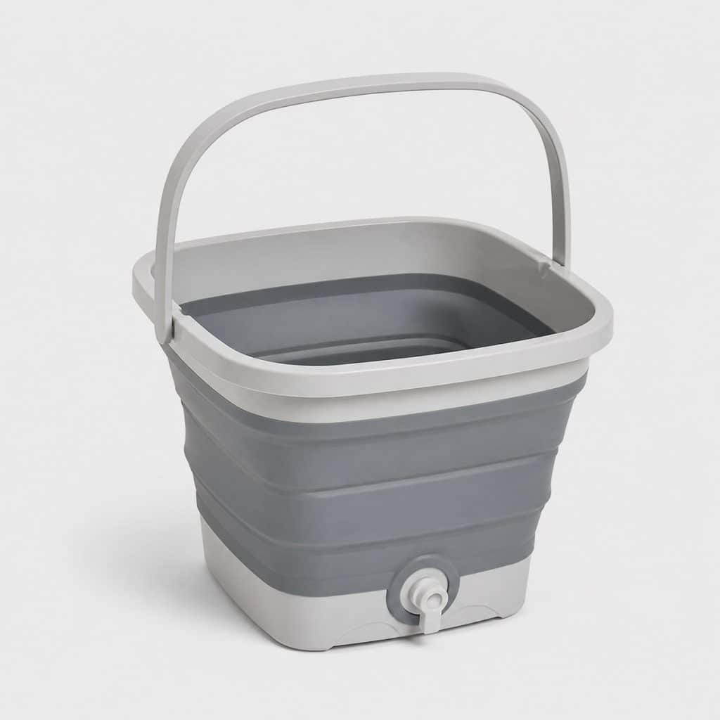 Seau pliable gris avec pompe intégrée sur fond clair