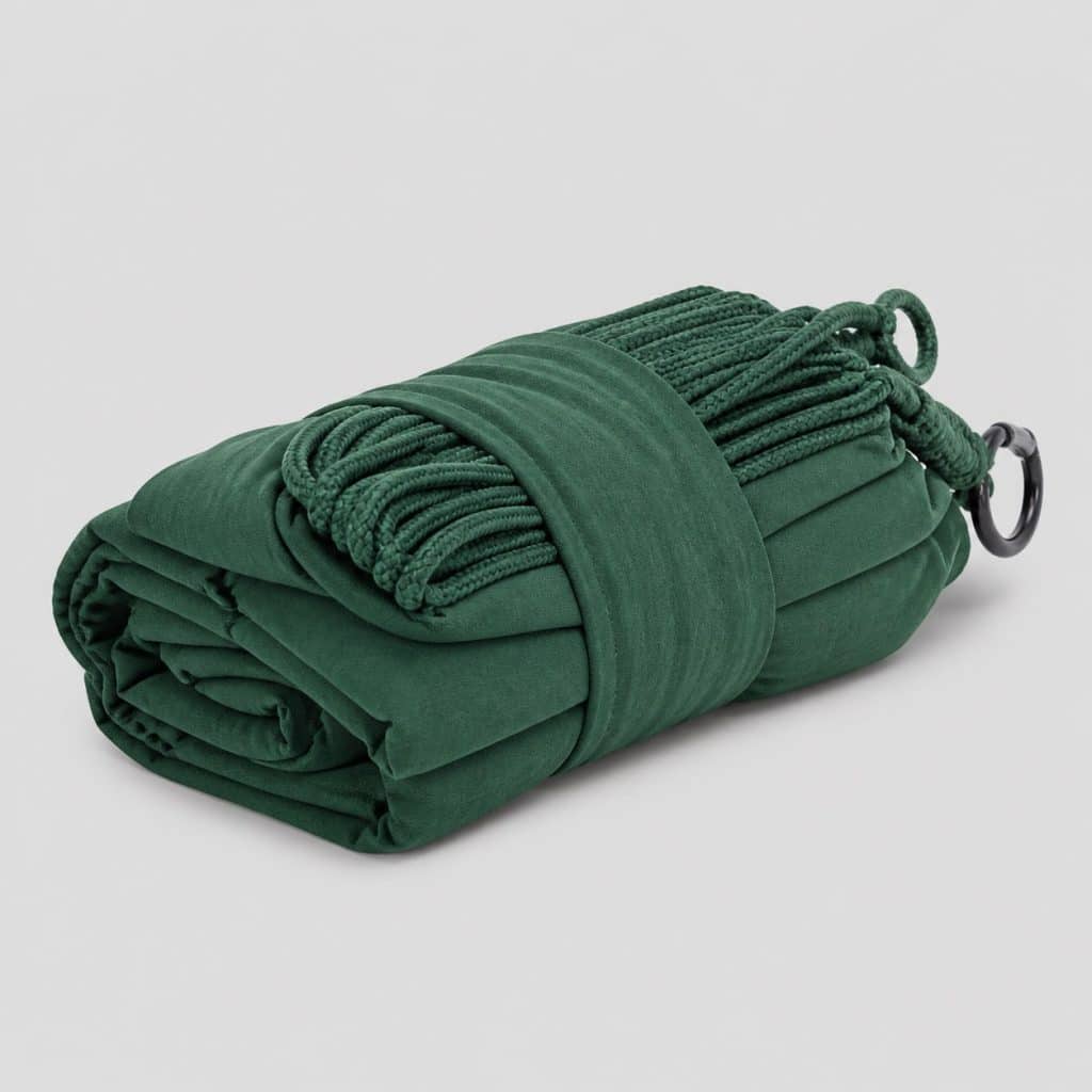 Hamac XL vert plié sur fond clair