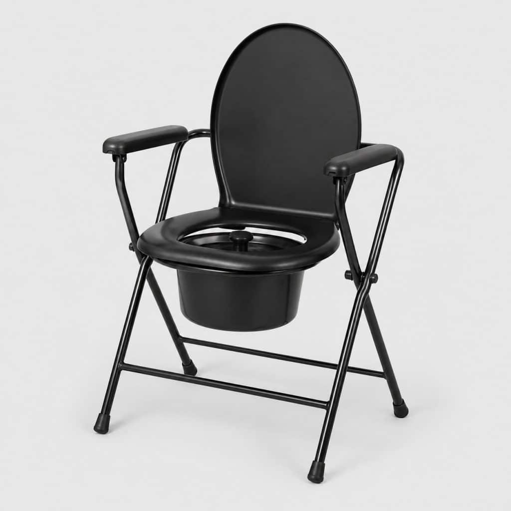 Chaise de toilette pliante avec seau sur fond clair