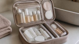 Comment bien choisir sa trousse de toilette de voyage ?